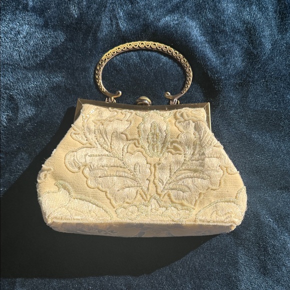 no brand Handbags - Vintage-Inspired Cream Clutch with Gold Handle